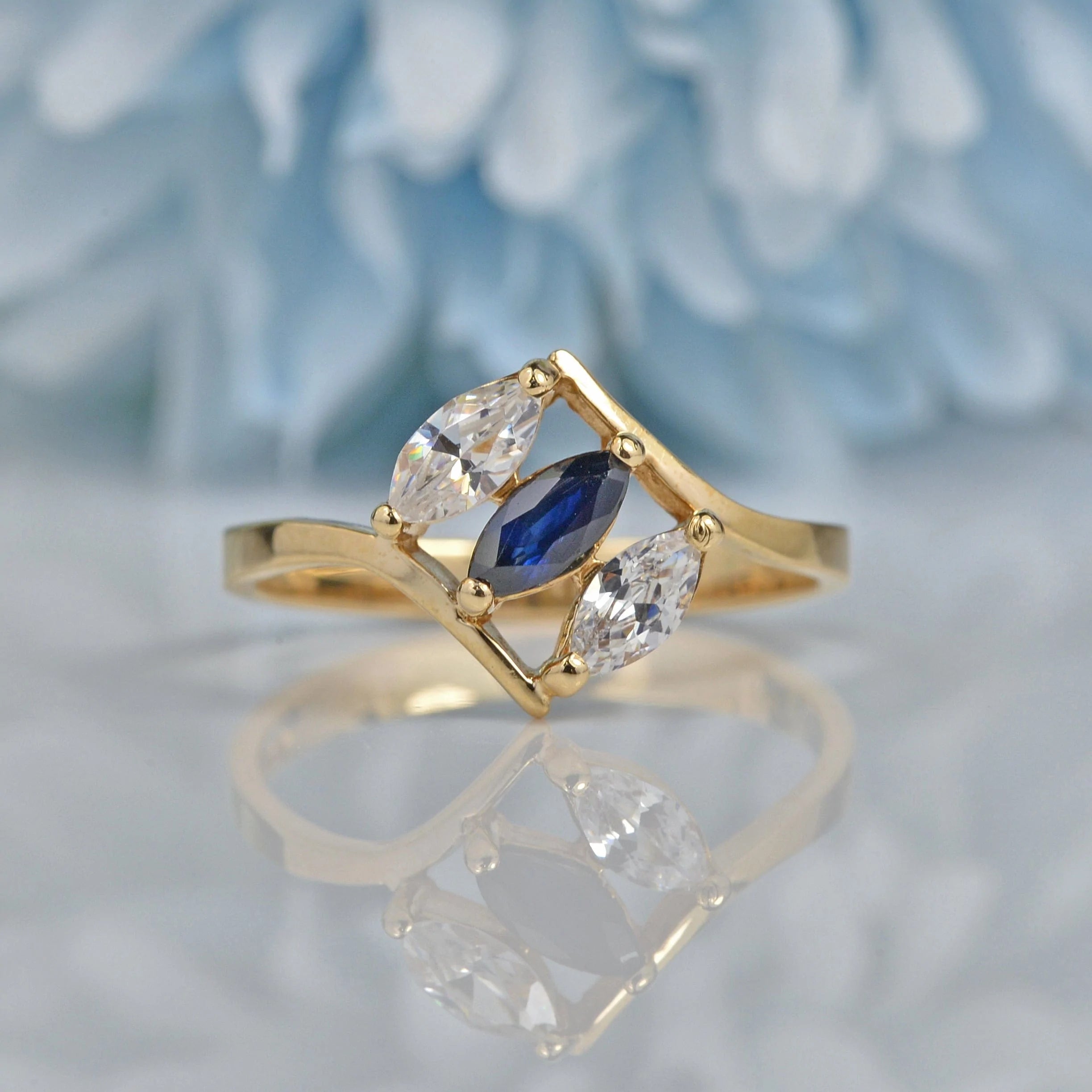 VINTAGE SAPPHIRE CUBIC ZIRCONIA 9CT GOLD RING – Ellibelle Jewellery