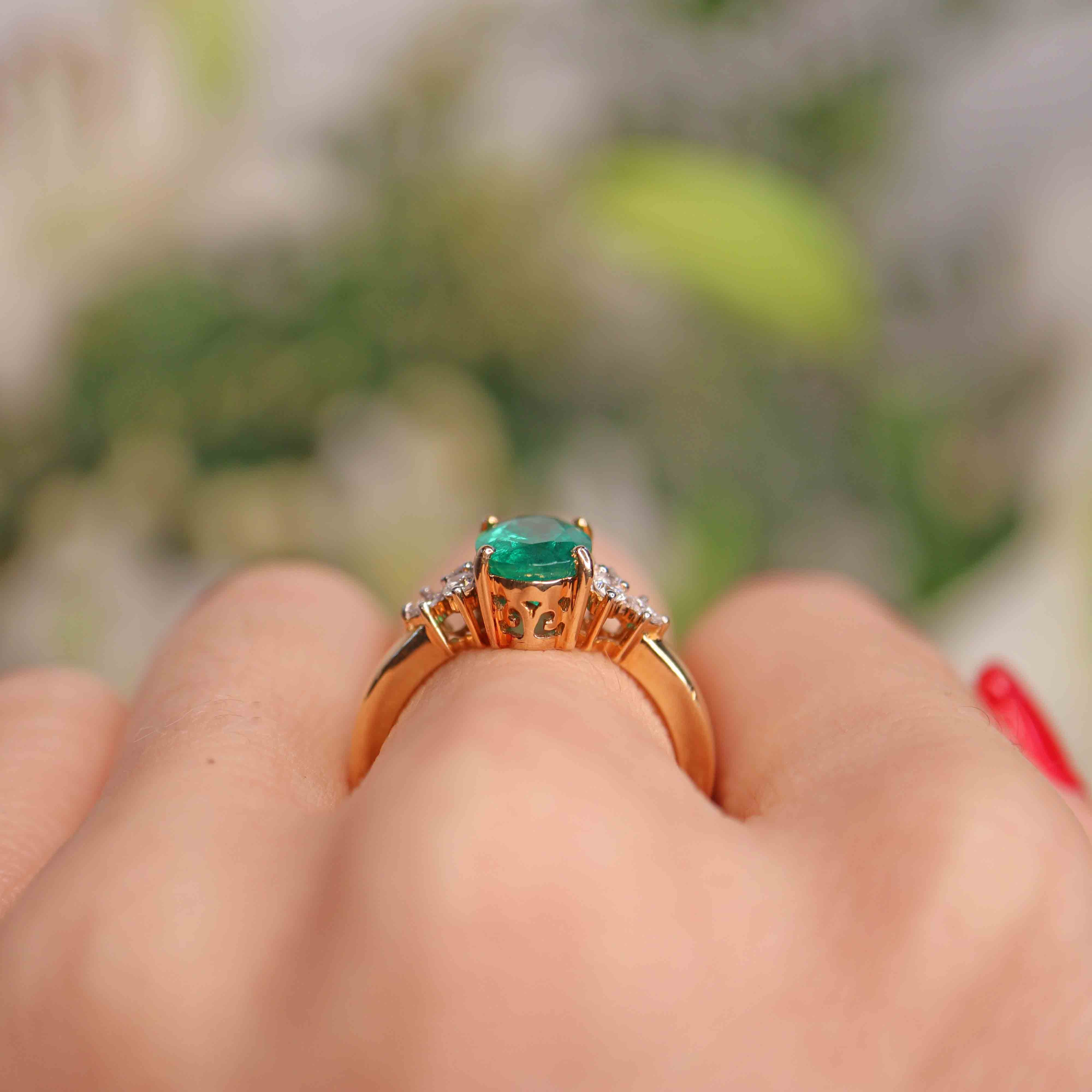 Ellibelle Jewellery Emerald & Vari-Cut Diamond 18ct Gold Seven-Stone Ring (1.45cts)