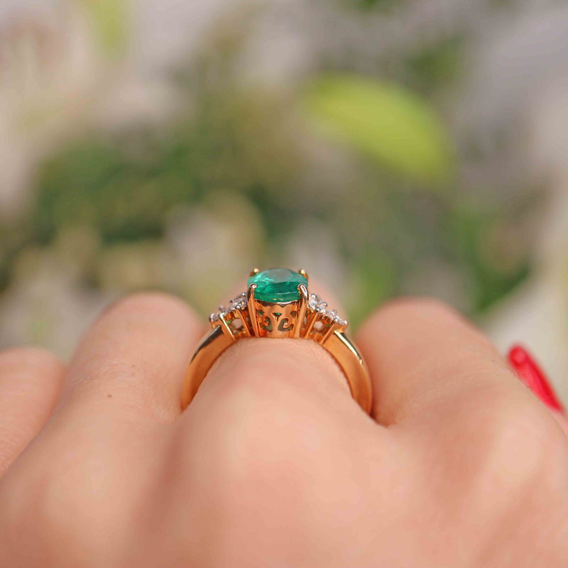 Ellibelle Jewellery Emerald & Vari-Cut Diamond 18ct Gold Seven-Stone Ring (1.45cts)