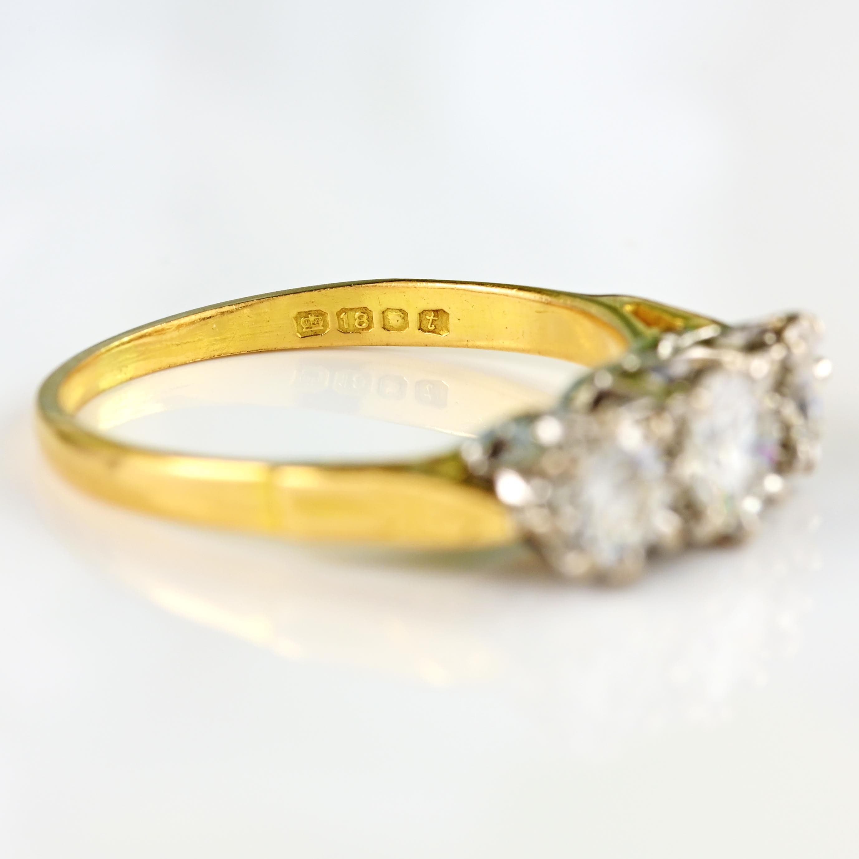 Ellibelle Jewellery Vintage 1974 Diamond 18ct Gold Three-Stone Engagement Ring (1.00ct)