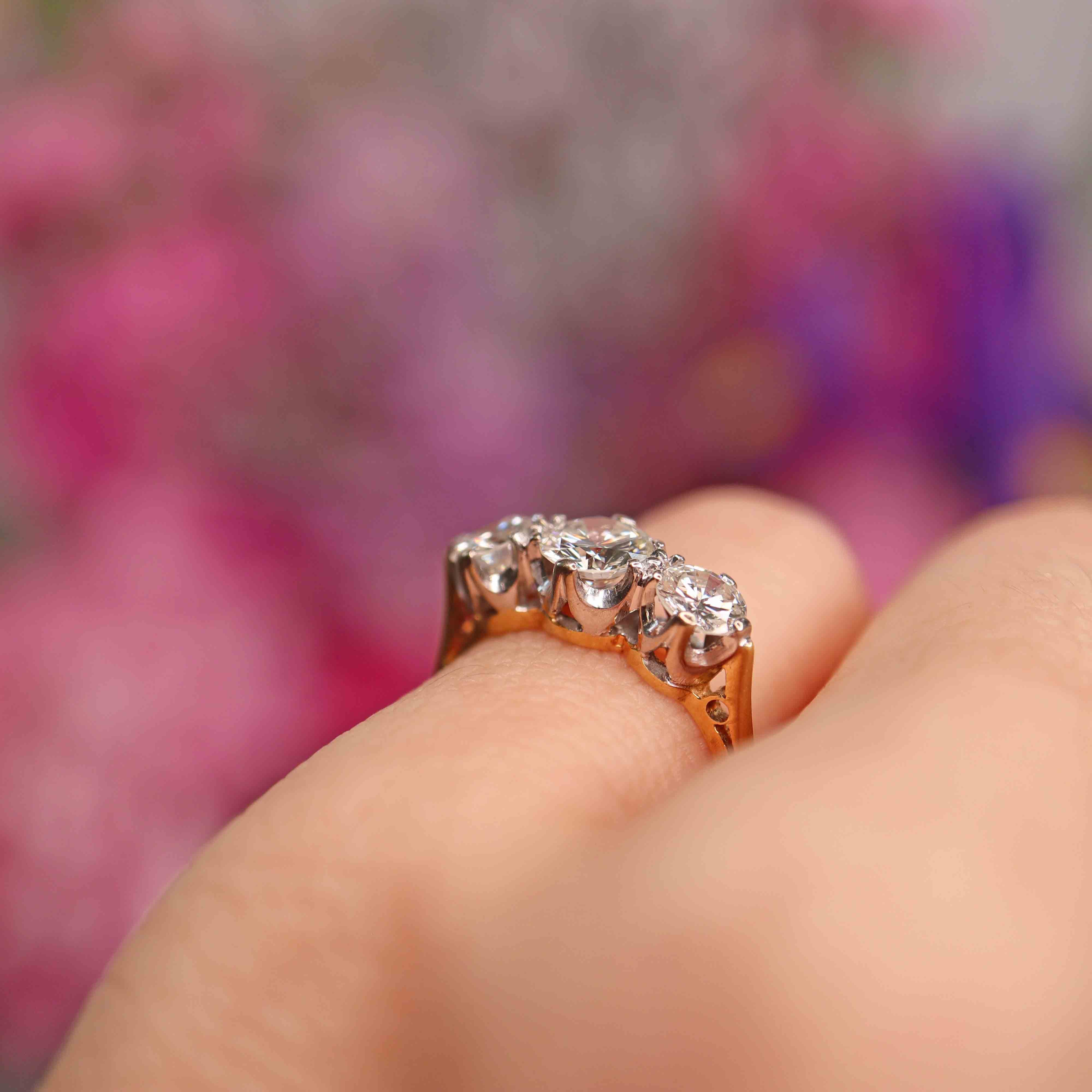Ellibelle Jewellery Vintage 1975 Diamond 18ct Gold Three-Stone Trilogy Engagement Ring (1.10cts)