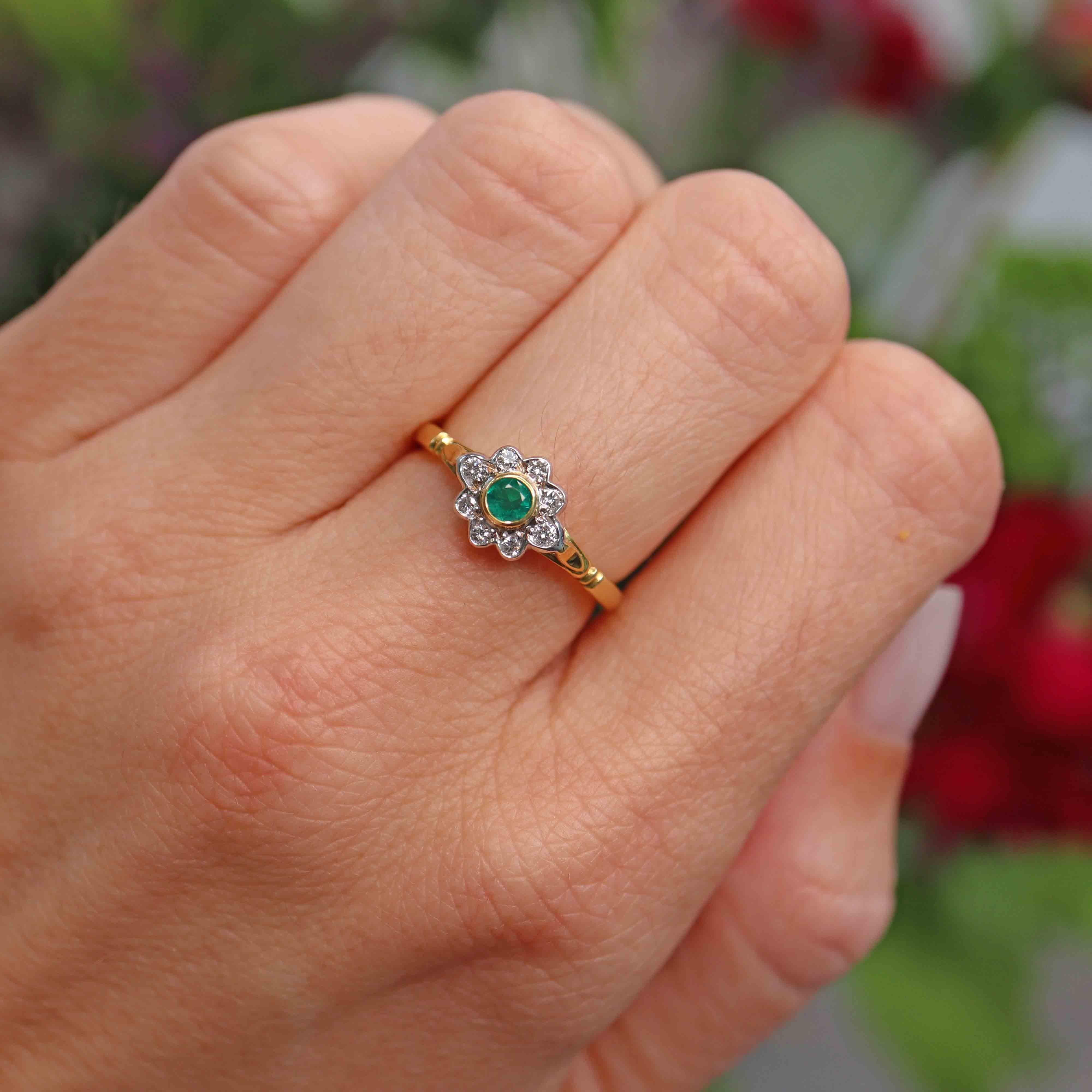 Ellibelle Jewellery Vintage 1994 Emerald & Diamond 18ct Gold Daisy Cluster Ring