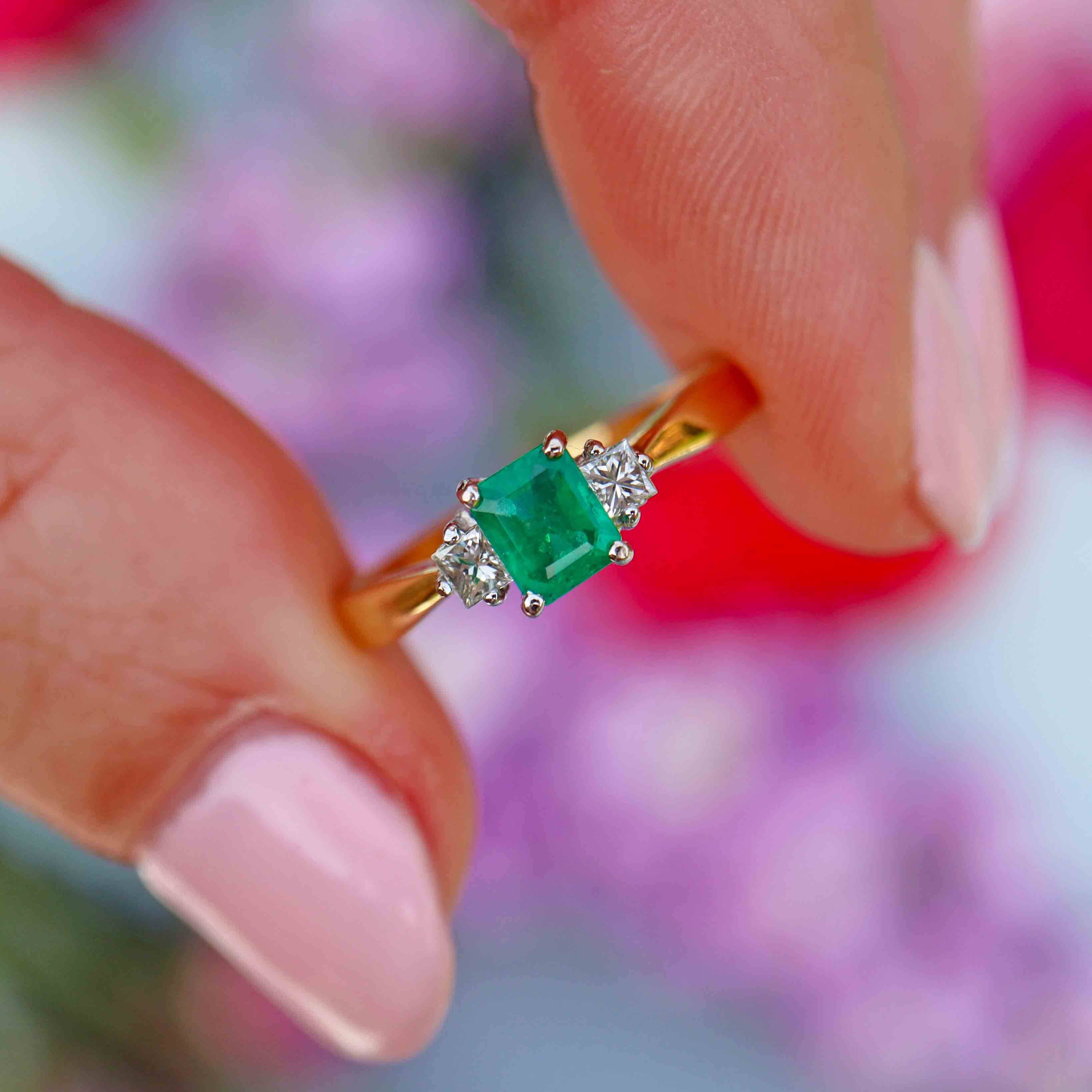 Ellibelle Jewellery Vintage Emerald & Princess-Cut Diamond 18ct Gold Three-Stone Trilogy Engagement Ring (0.40cts)