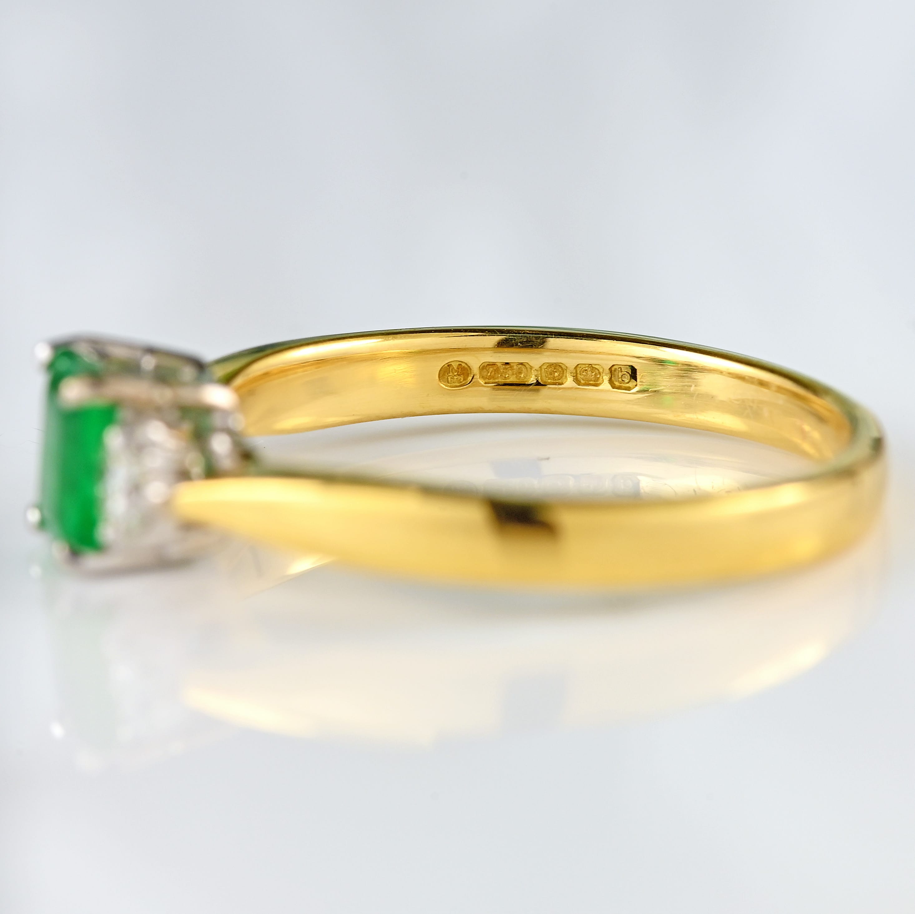 Ellibelle Jewellery Vintage Emerald & Princess-Cut Diamond 18ct Gold Three-Stone Trilogy Engagement Ring (0.40cts)