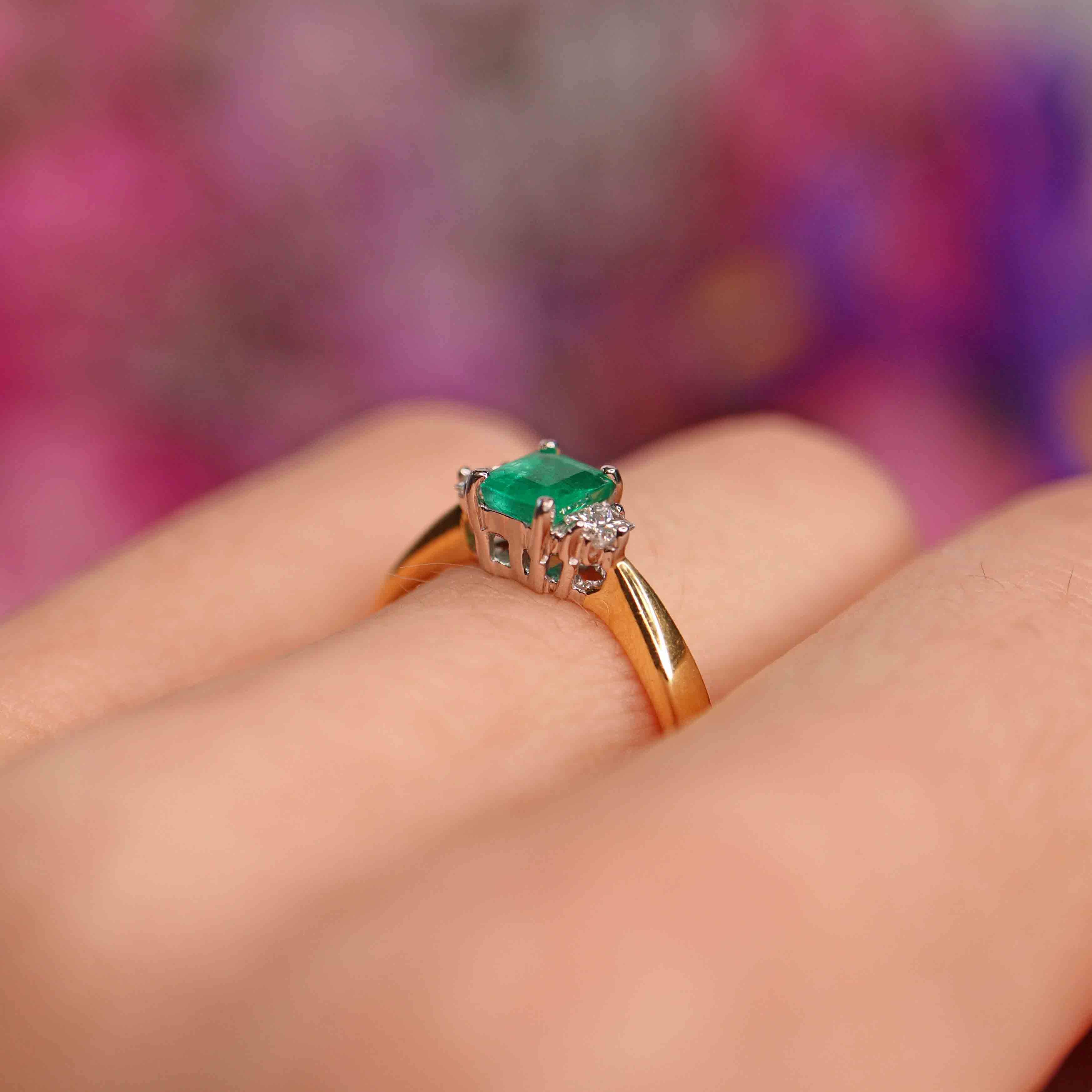 Ellibelle Jewellery Vintage Emerald & Princess-Cut Diamond 18ct Gold Three-Stone Trilogy Engagement Ring (0.40cts)
