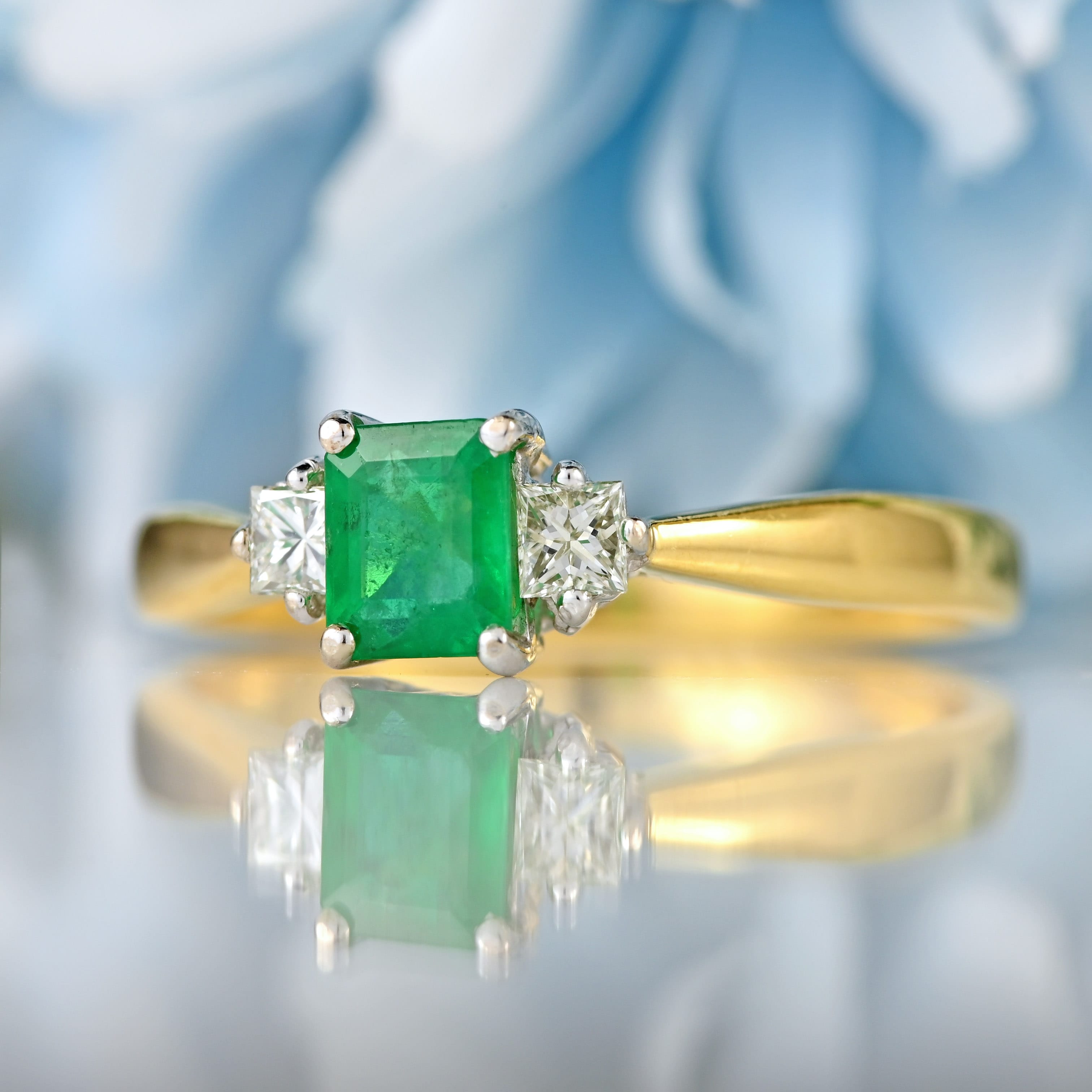 Ellibelle Jewellery Vintage Emerald & Princess-Cut Diamond 18ct Gold Three-Stone Trilogy Engagement Ring (0.40cts)
