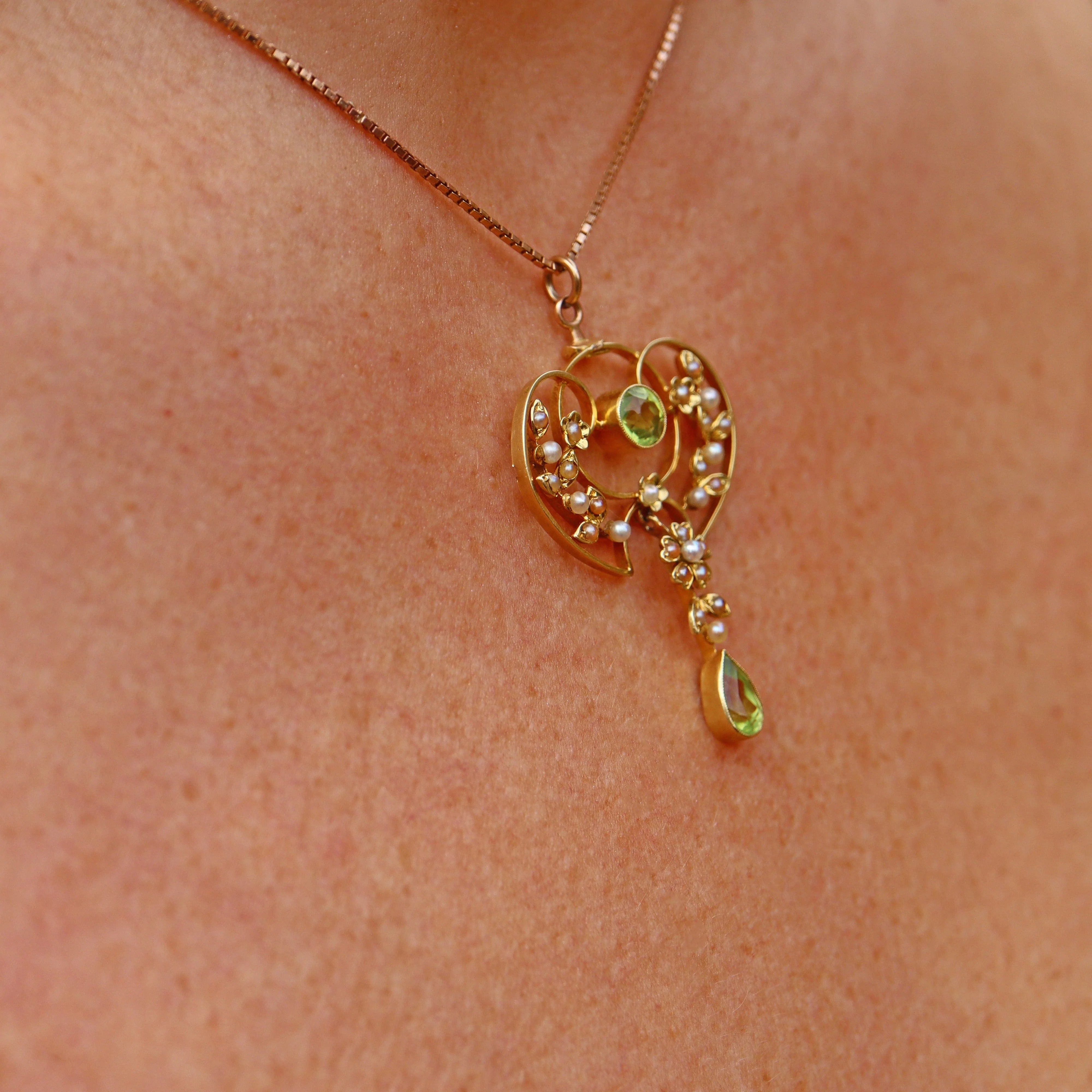 Ellibelle Jewellery EDWARDIAN PERIDOT & PEARL 15CT GOLD PENDANT NECKLACE