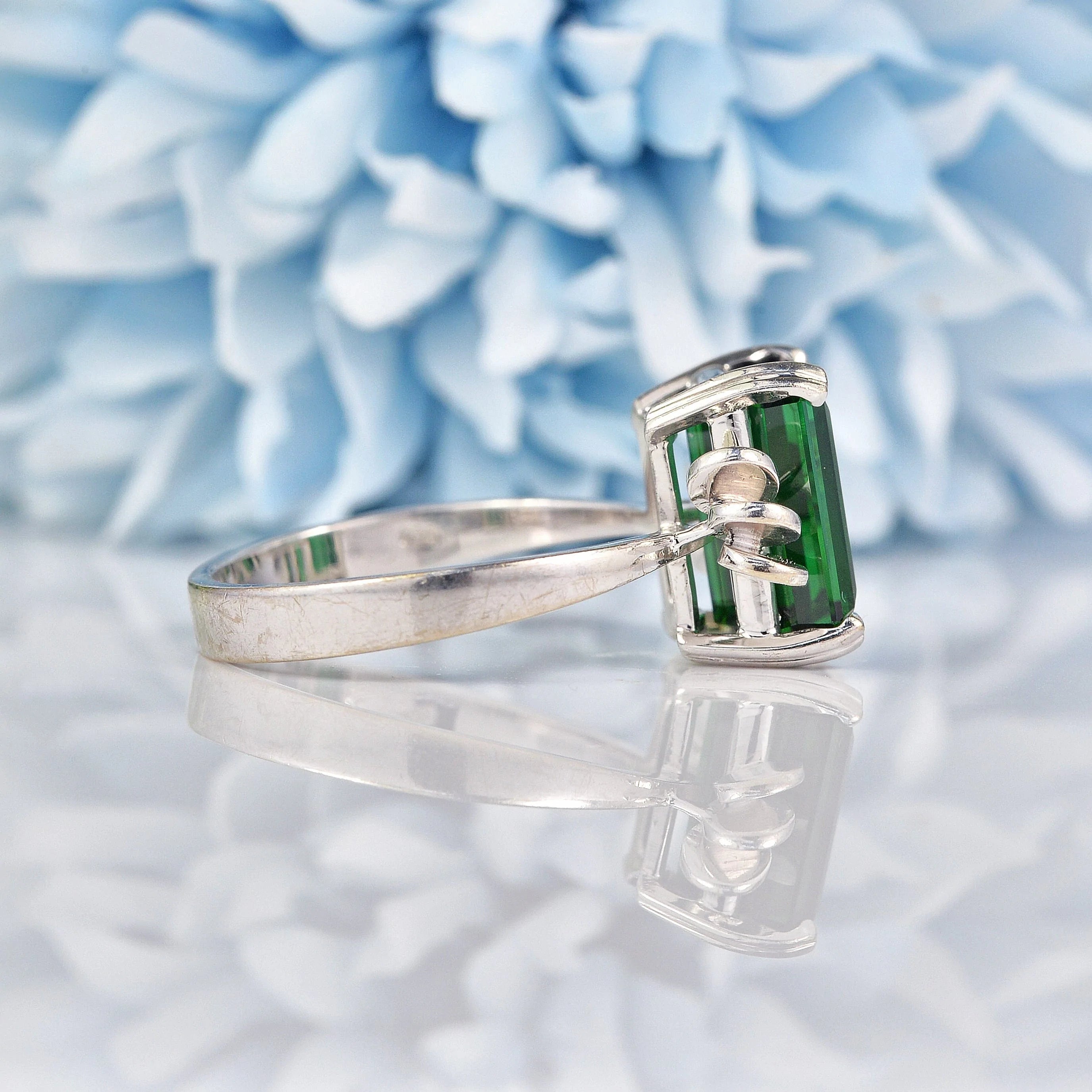 Ellibelle Jewellery Green Tourmaline 18ct White Gold Solitaire Ring