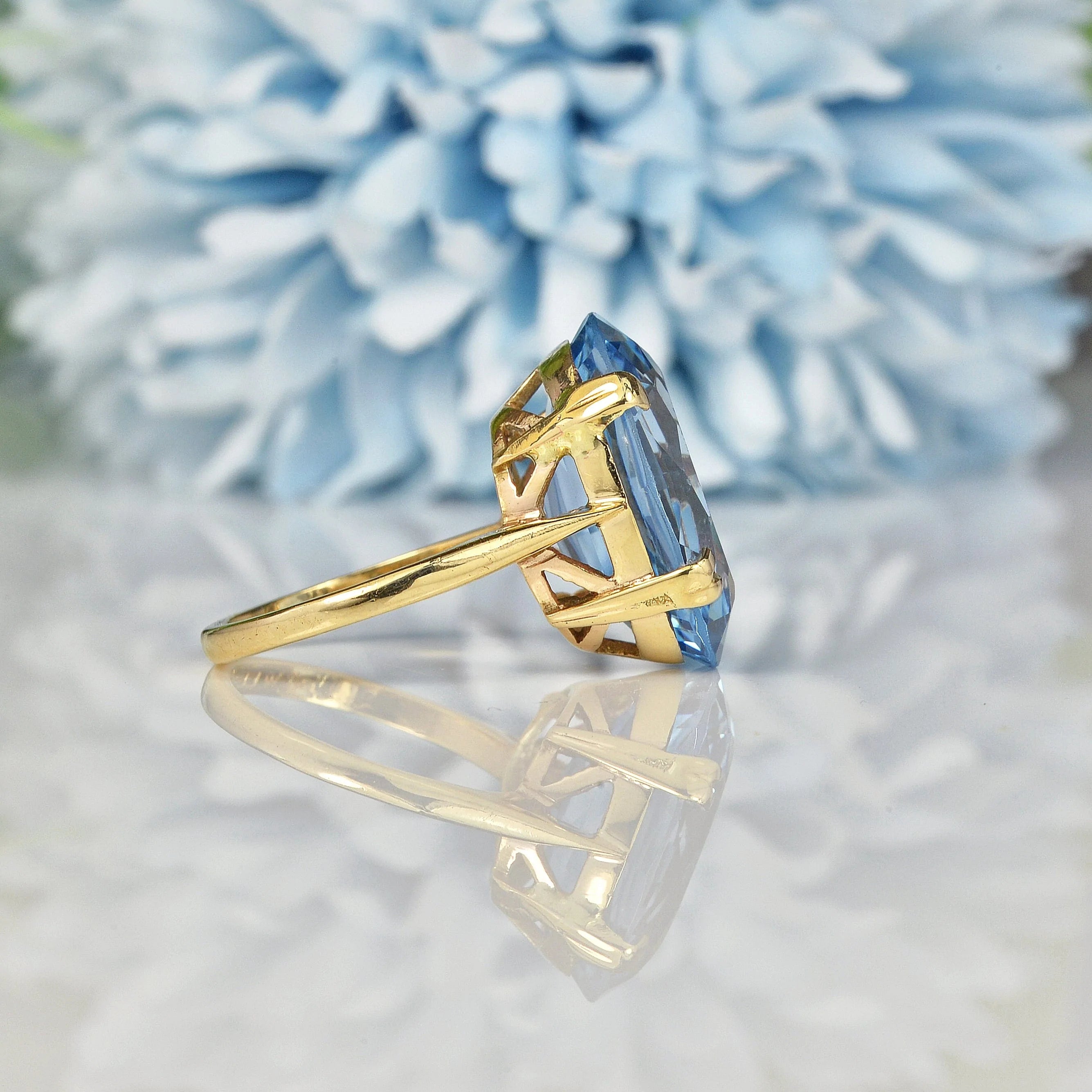 VINTAGE BLUE TOPAZ 9CT GOLD COCKTAIL RING