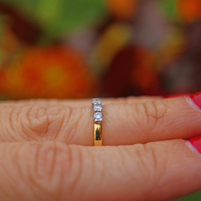 VINTAGE DIAMOND 18CT GOLD FIVE-STONE RING