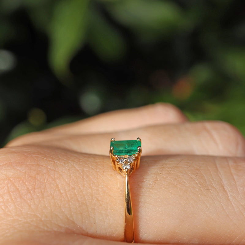 Ellibelle Jewellery Vintage Natural Emerald & Diamond 18ct Gold Ring