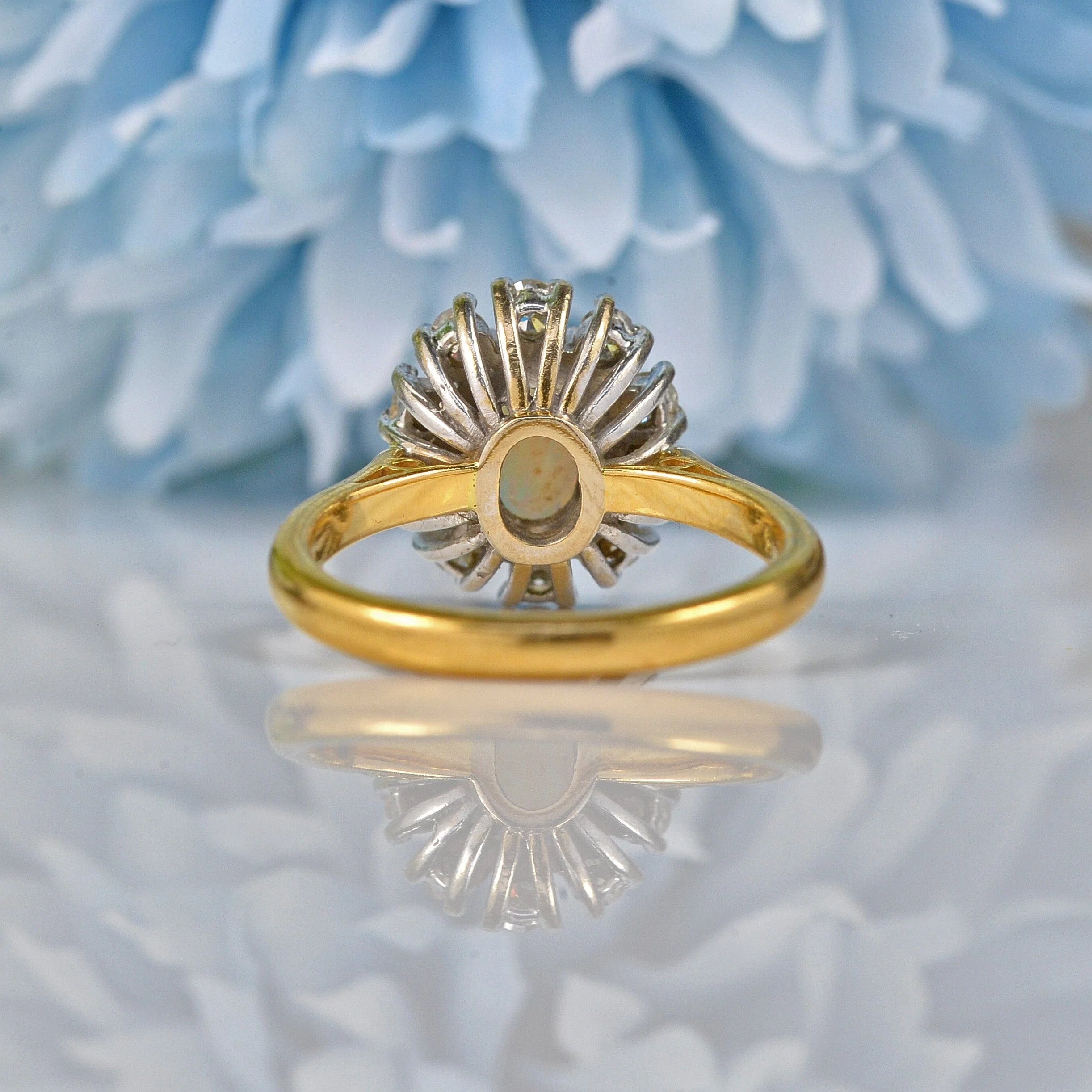 VINTAGE OPAL & DIAMOND 18CT GOLD DAISY CLUSTER RING