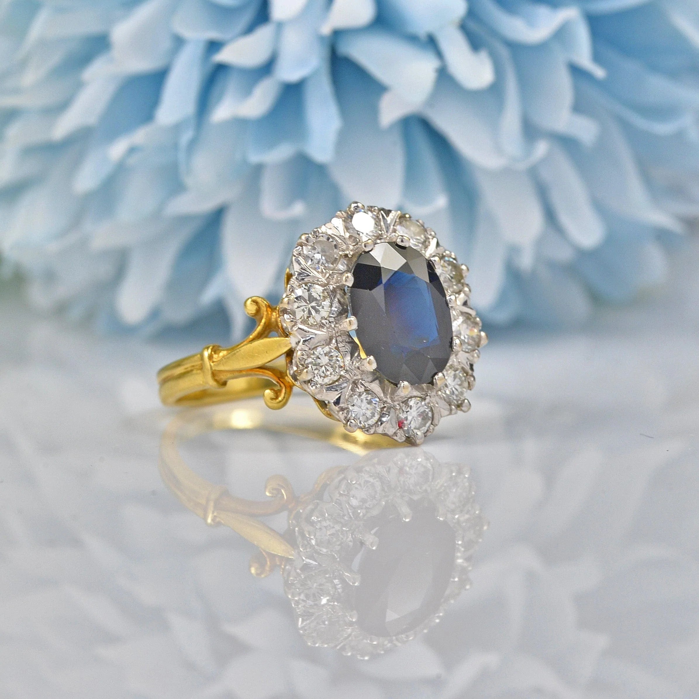 VINTAGE SAPPHIRE & DIAMOND 18CT GOLD CLUSTER RING
